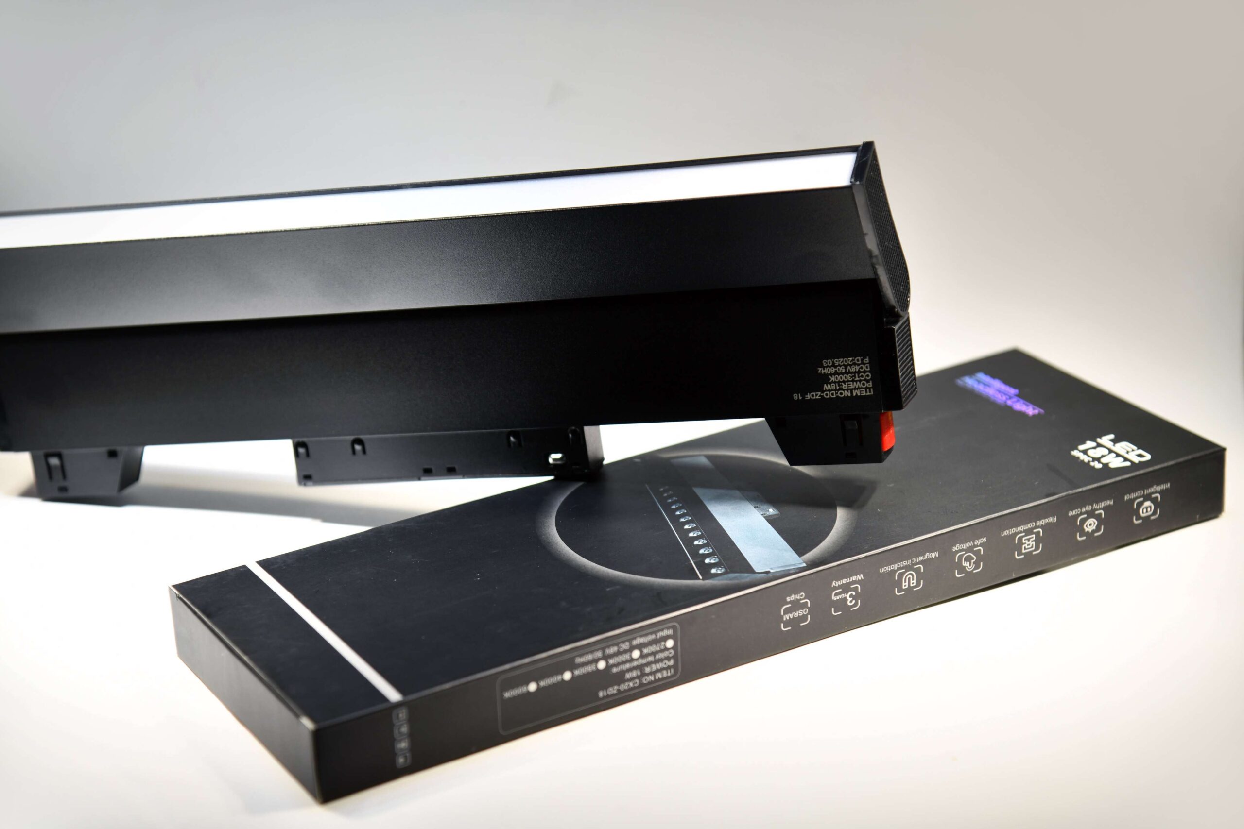 چراغ خطی زاویه پذیر مگنتی